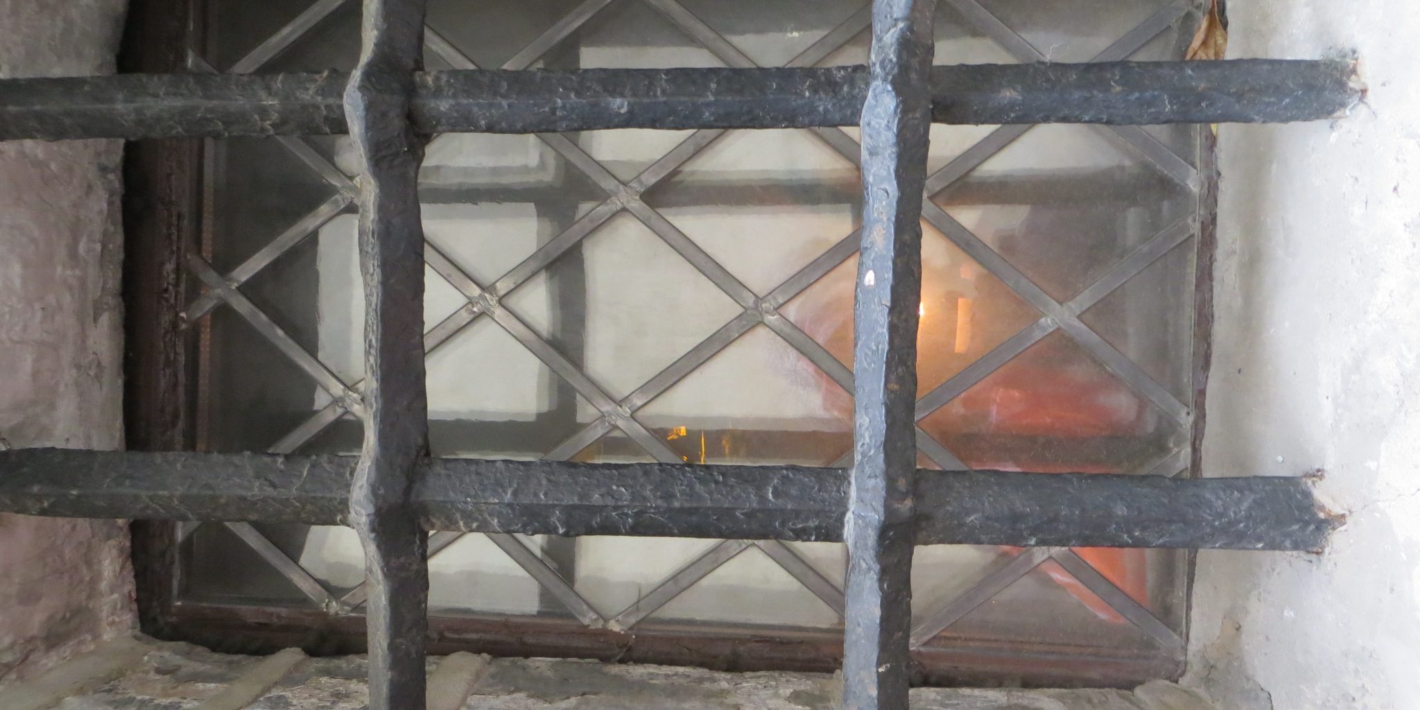 Решетка на здании Решетка на здании